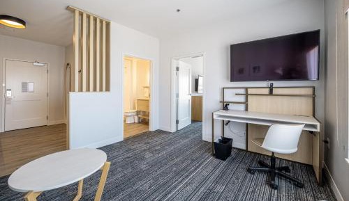 One-Bedroom Corner Queen Suite