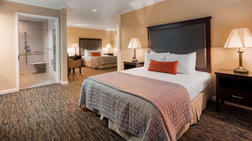 Queen Room with Two Queen Beds and Roll-In Shower - Disability Access/Non-Smoking