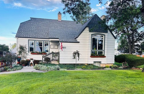 Delta House | Cozy, Charming, & Spacious 4-bedroom. 2.5 bath, in the heart of Delta.