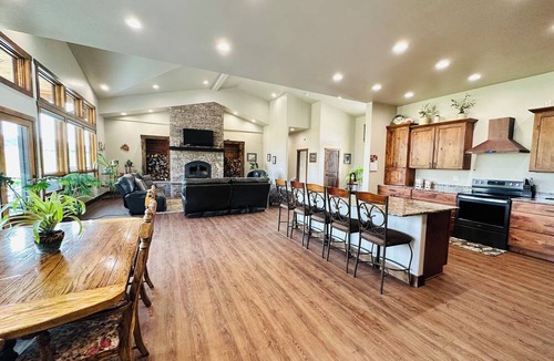 Salida House | Country retreat minutes away from skiing, downtown, biking, and river life!