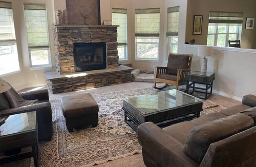 Northwest Colorado Springs House | 4BR mountain retreat, private Hot Tub, Close to Town