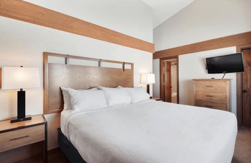 Baldy Mountain Apartment | 1500 sq ft Townhome Hot Tubs Free Shuttle Pets Ok