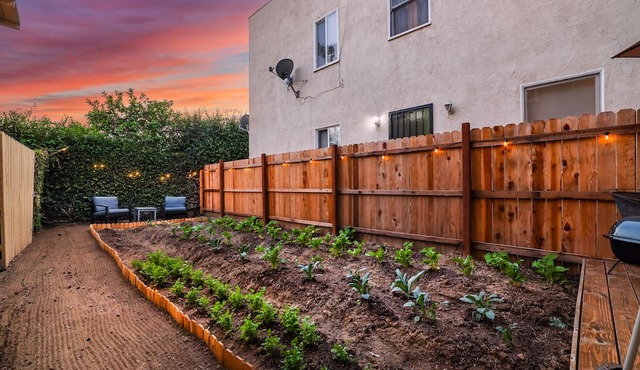 NEW Mid Term Rental: Backyard & Deck, Beautiful garden, Parking Garage, Pets Ok