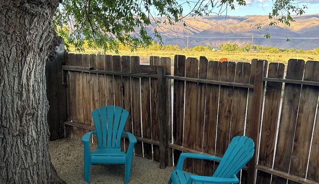 Cozy 1-bedroom townhome in lovely Bishop with AC